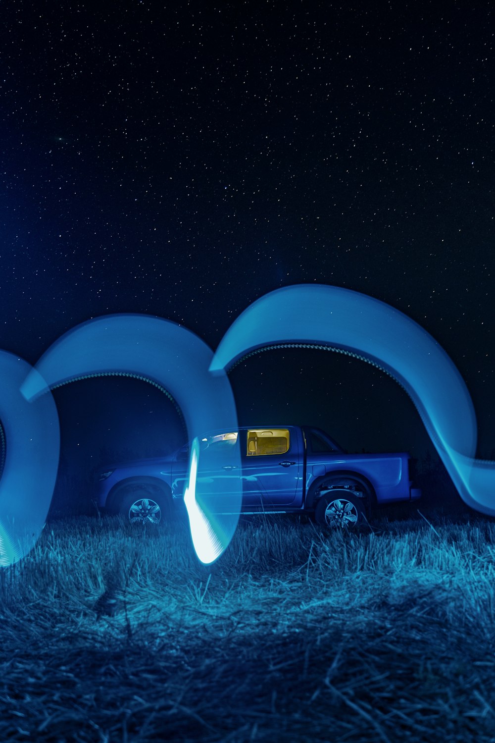 Une voiture bleue dans un environnement enneigé