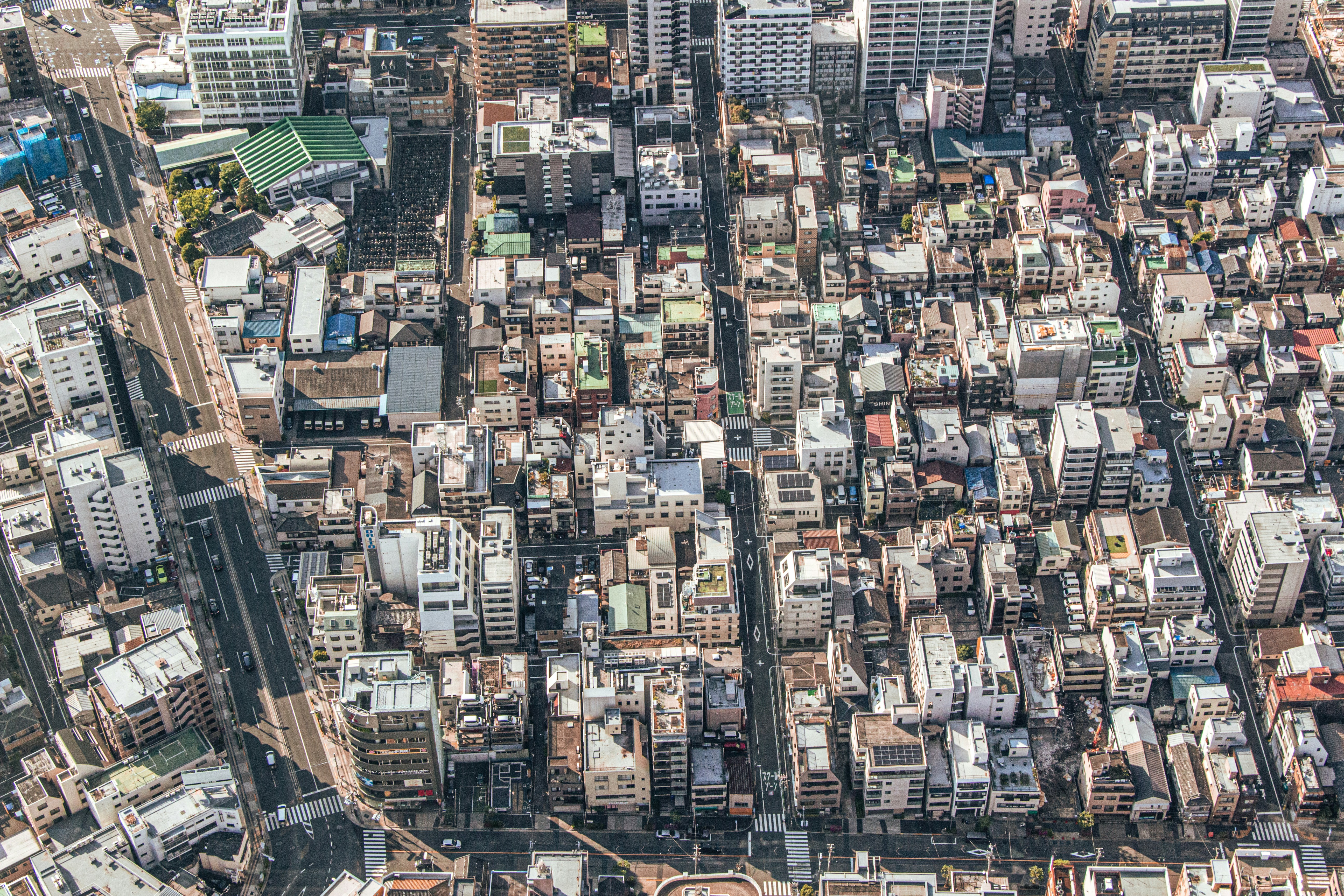 건물이 많은 도시 사진 – Unsplash의 무료 도시 이미지