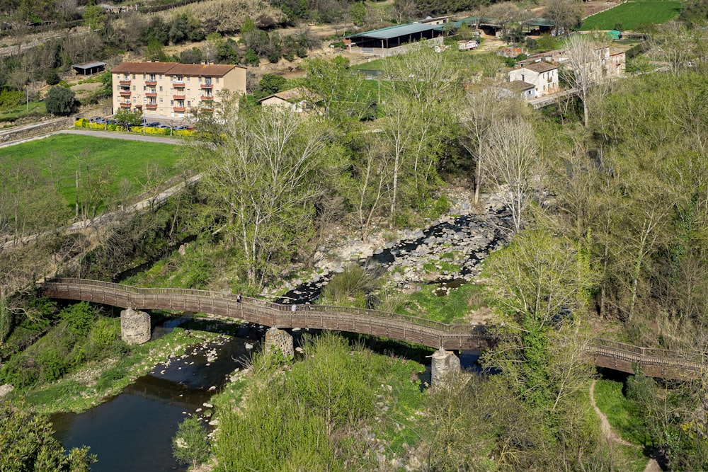 uma ponte sobre um rio