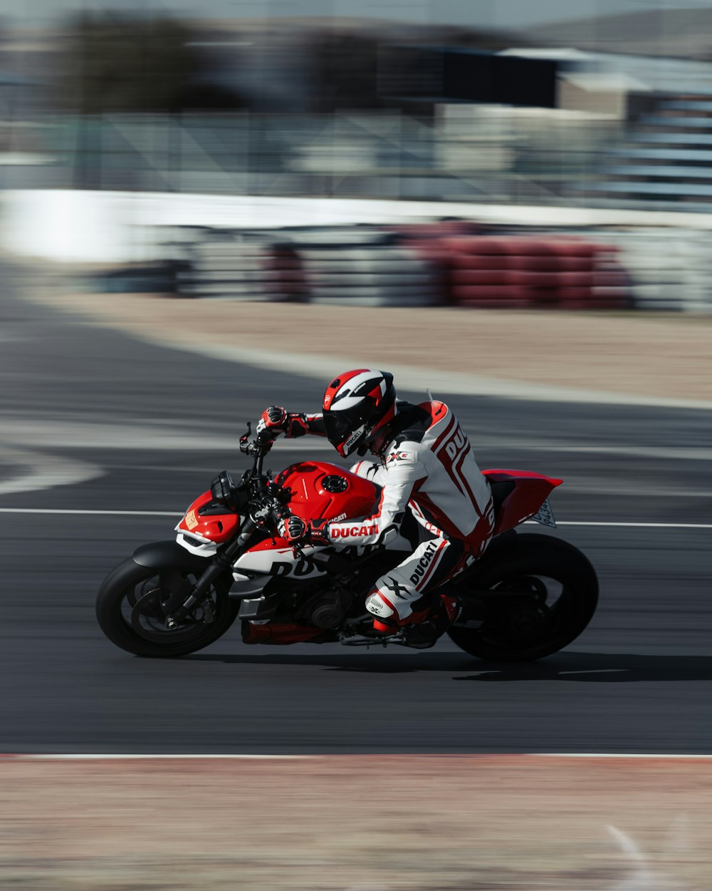 Un hombre montando una motocicleta