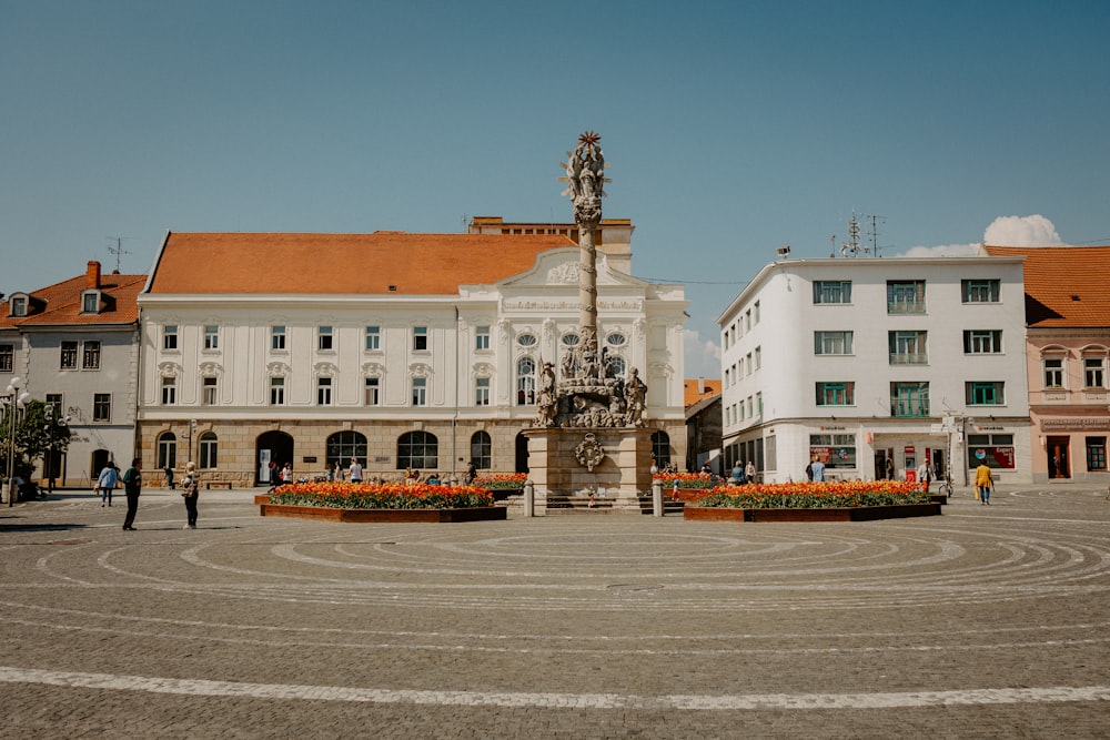 uma fonte em um pátio com edifícios ao fundo