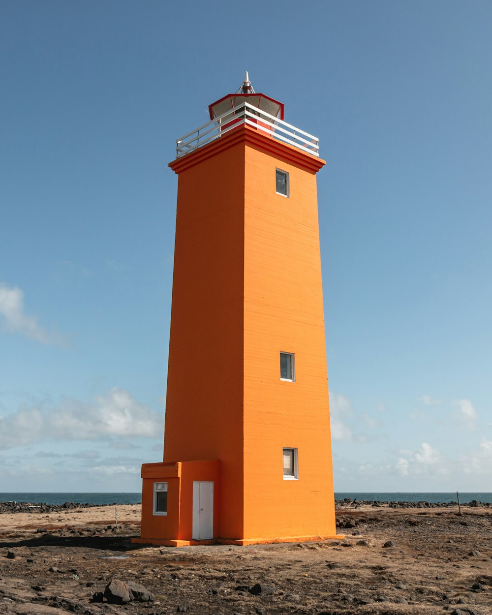 Una torre dell'orologio su una spiaggia