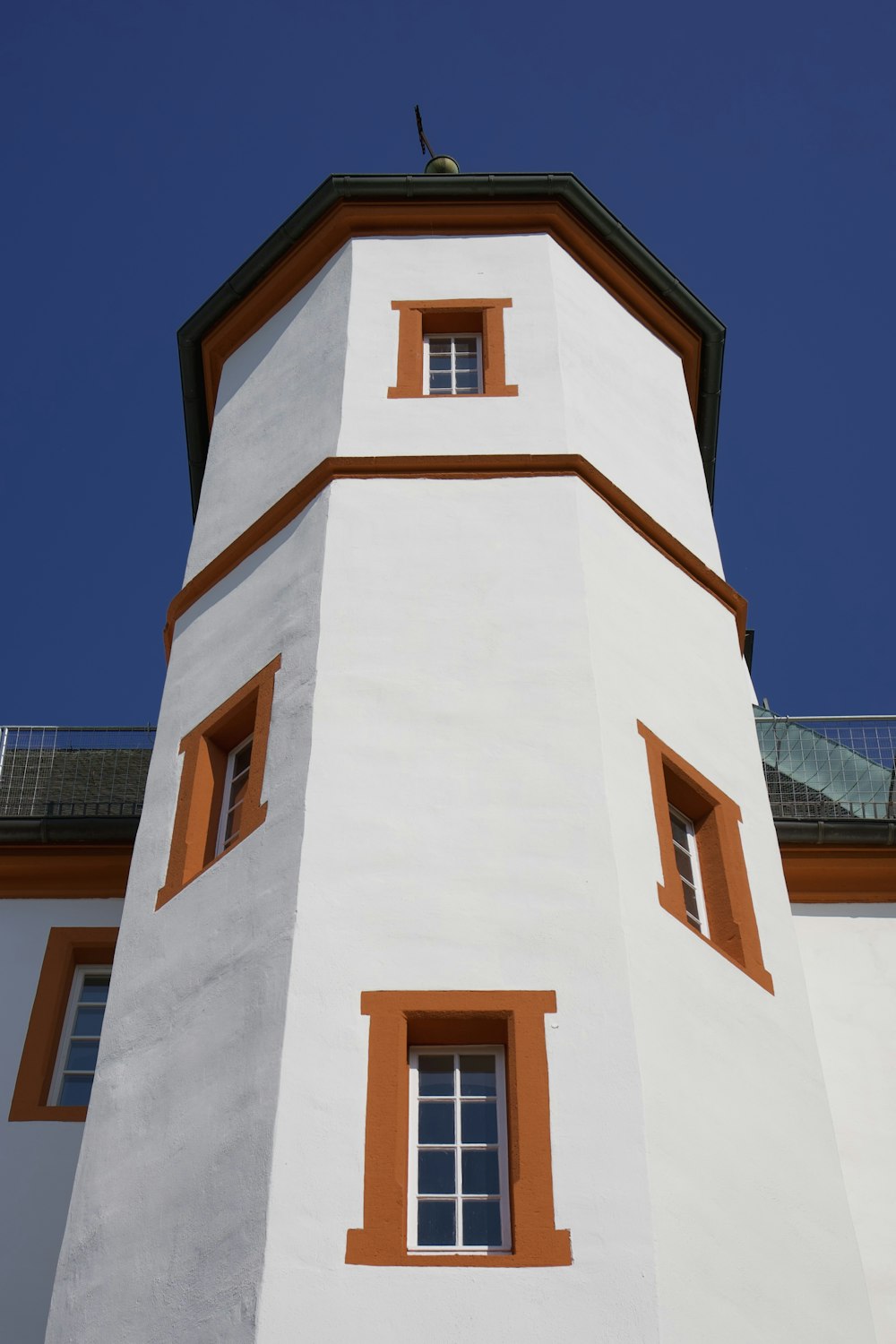 Un edificio blanco con una torre