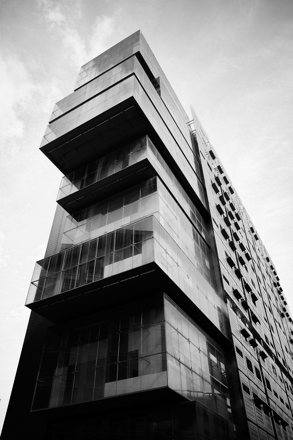 Un grand bâtiment avec un ciel nuageux