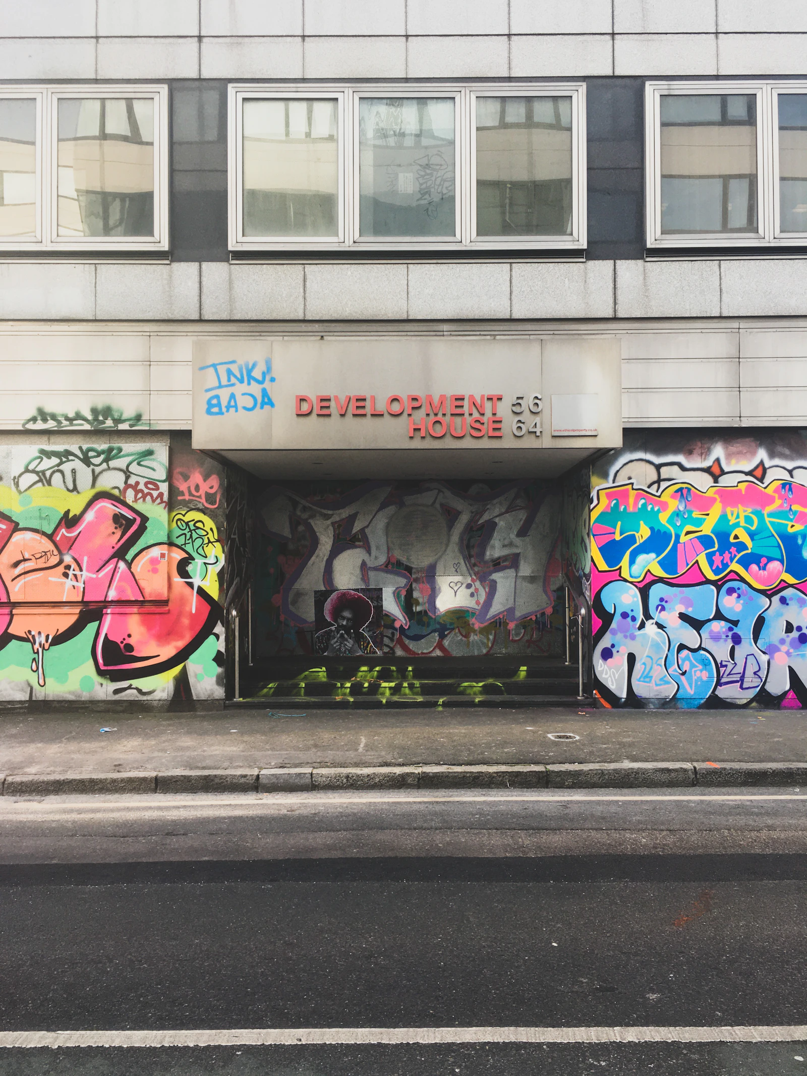 Graffiti sur une façade de bâtiment en contexte urbain