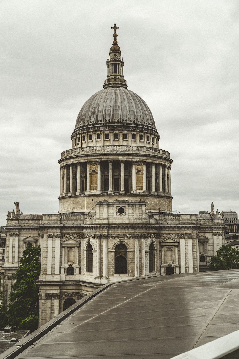 un grand bâtiment avec un toit en forme de dôme avec la cathédrale Saint-Paul en arrière-plan