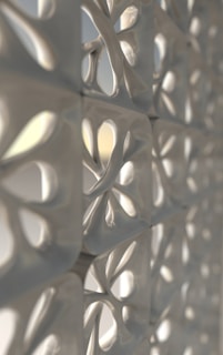 Detail close-up material dinding dengan efek glass dan metalik pastel.