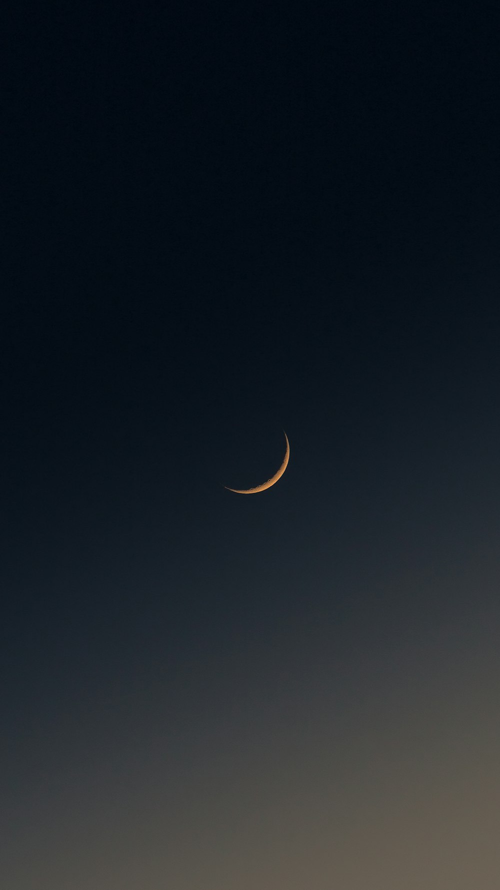 Una luna creciente en el cielo