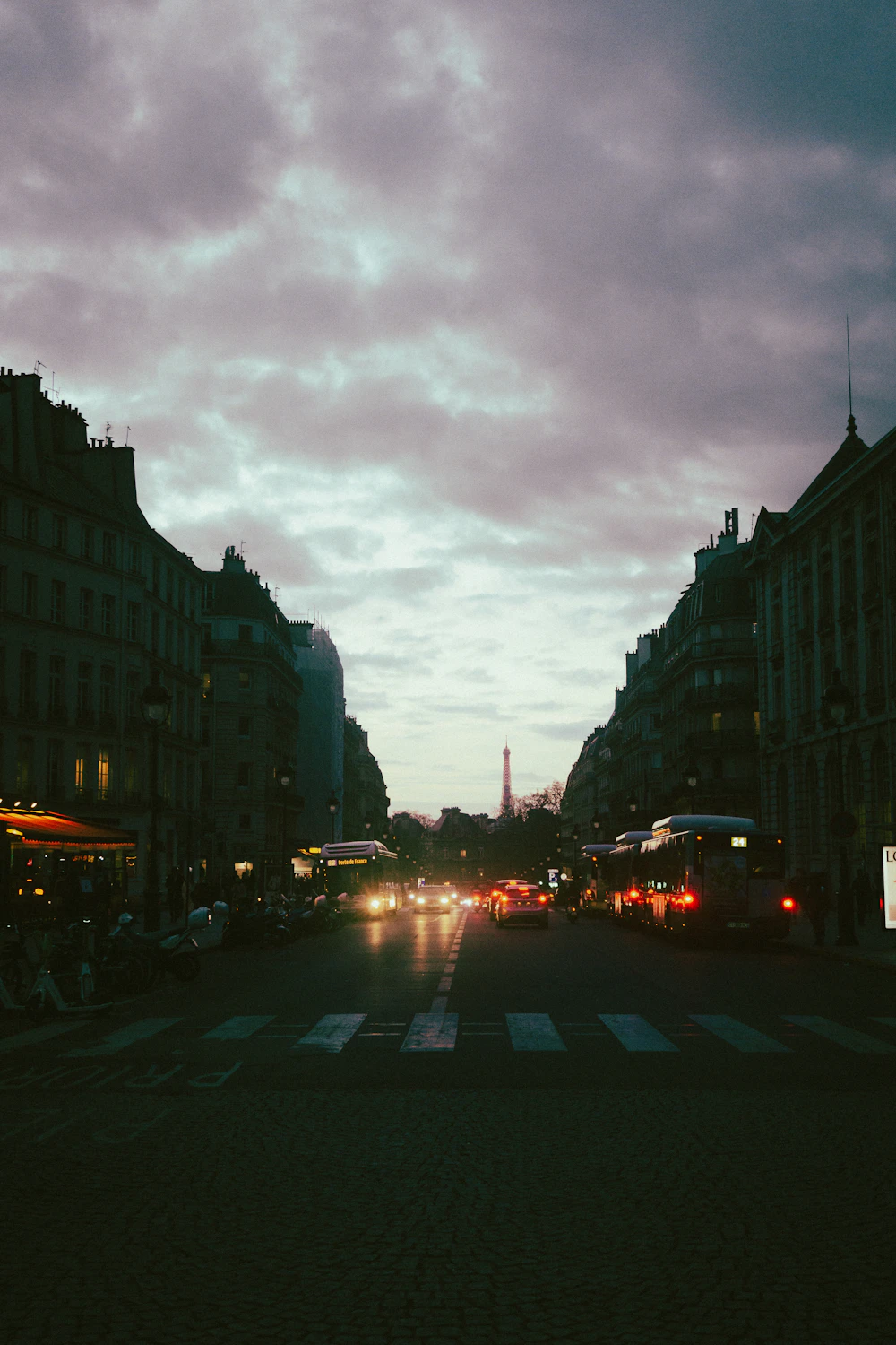 Rue animée de Paris la nuit