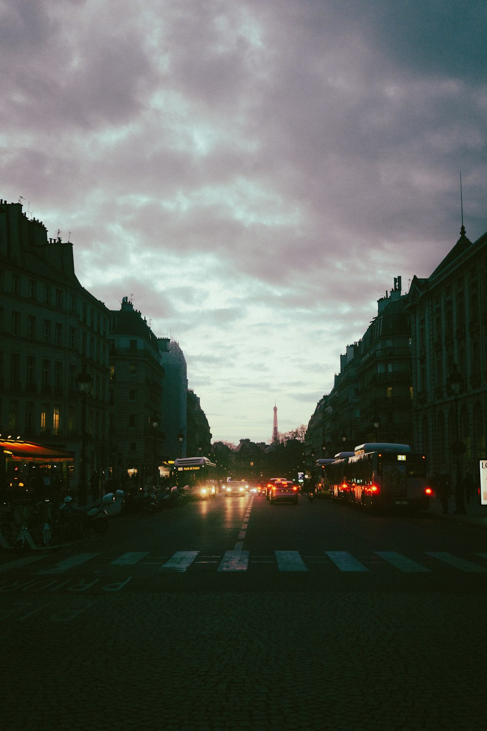 Una strada della città di notte