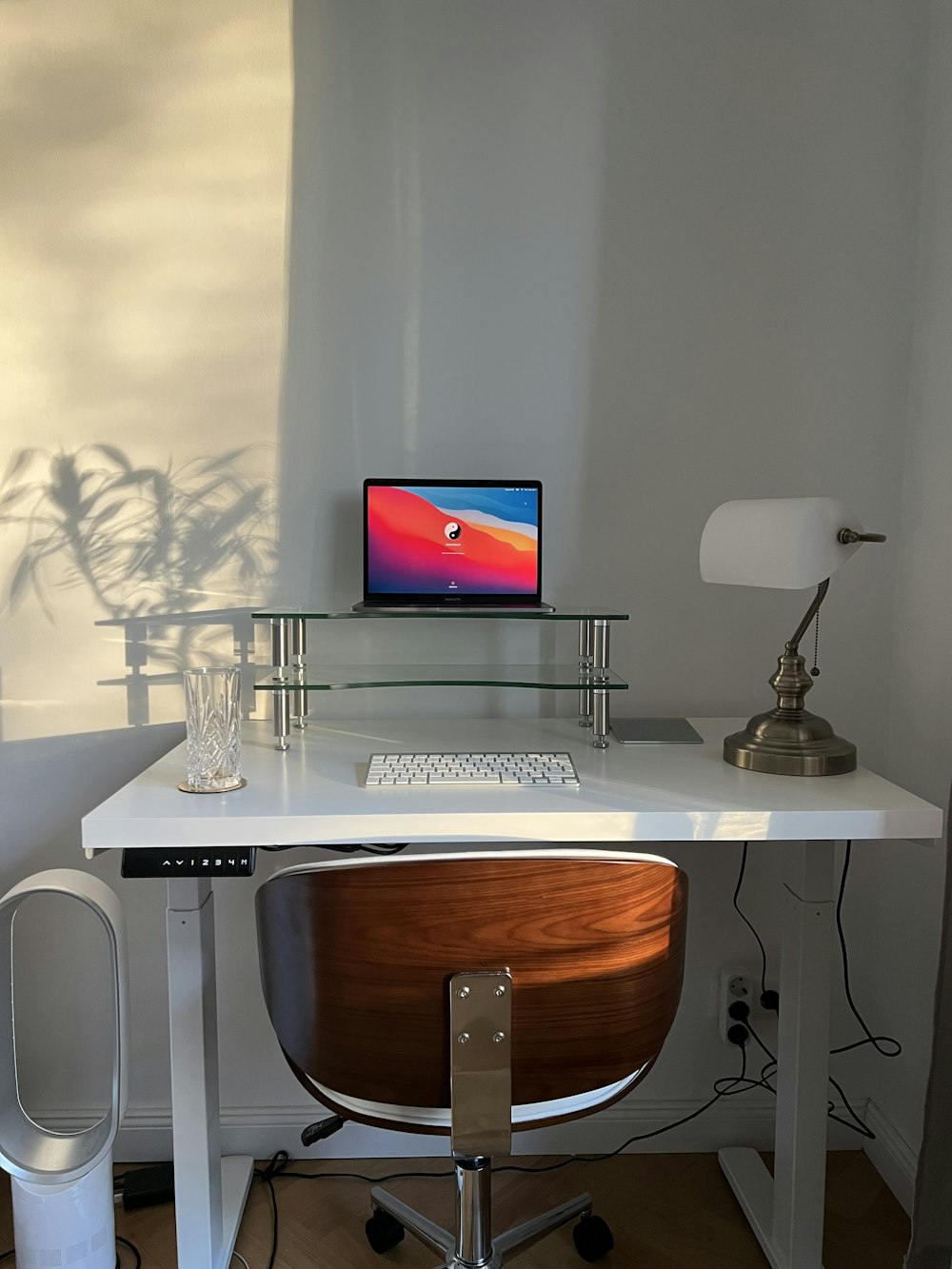 uma secretária com um computador e uma cadeira