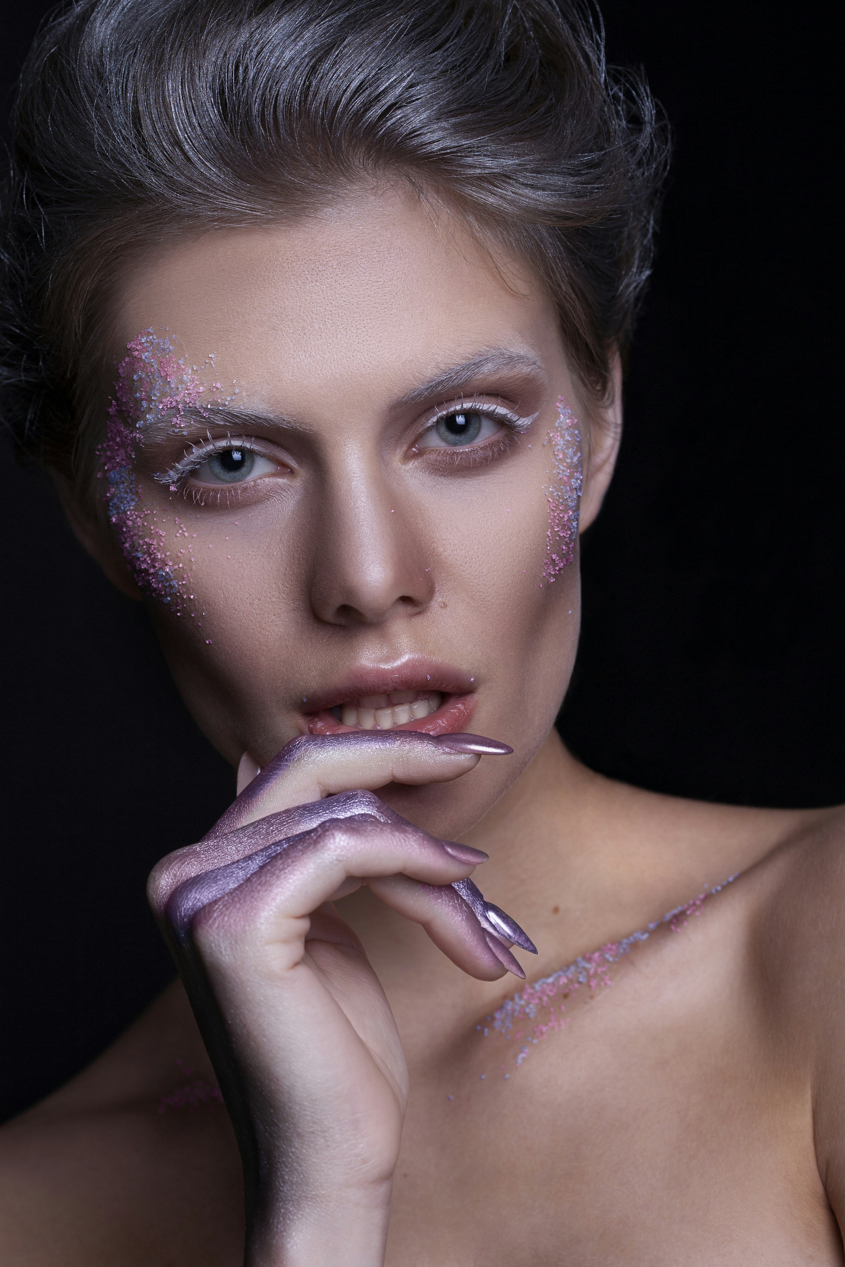 a person with the hand on the chin