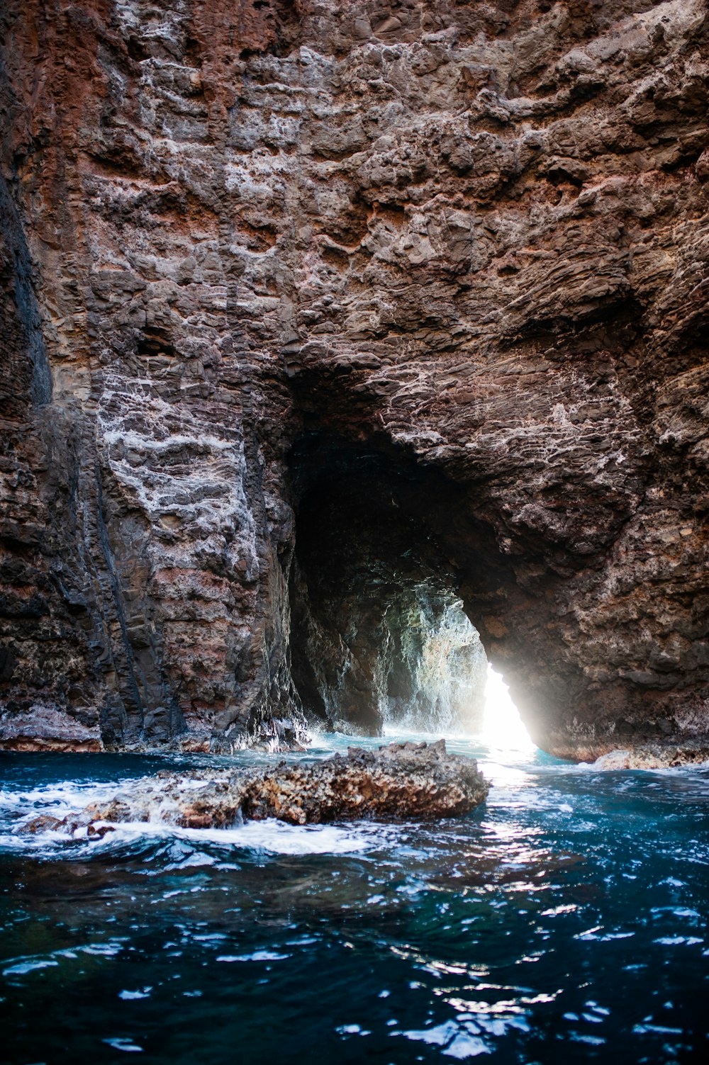 uma caverna com um corpo de água nela