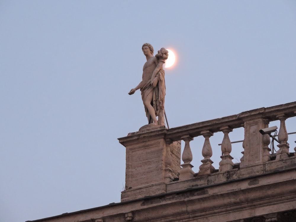 Una estatua en la parte superior de un edificio