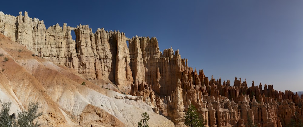 Ein felsiger Berg mit blauem Himmel