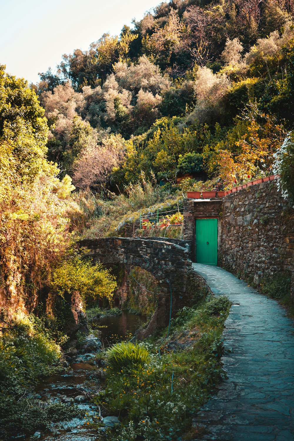 un pont de pierre au-dessus d’une rivière