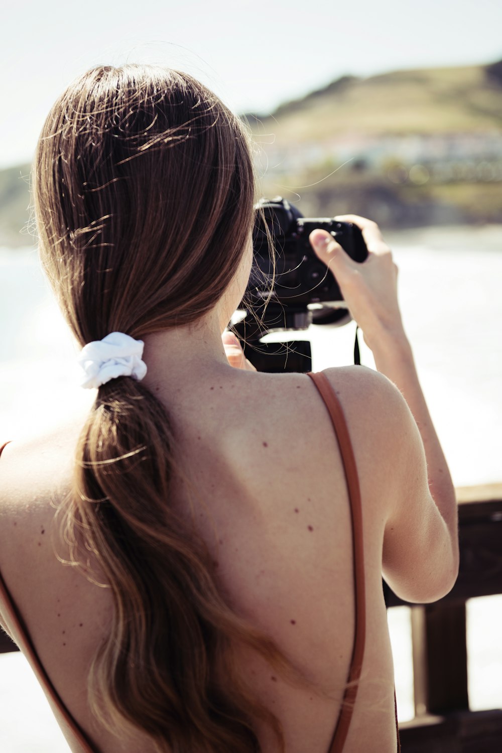 Una donna con una macchina fotografica