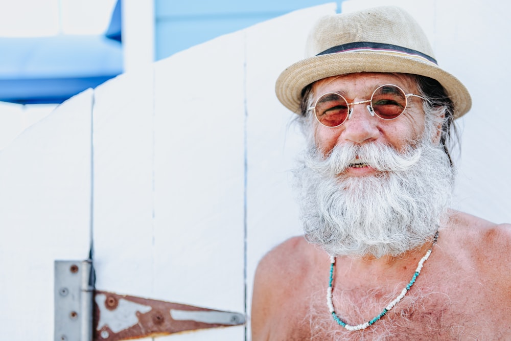 Un hombre con barba blanca y sombrero