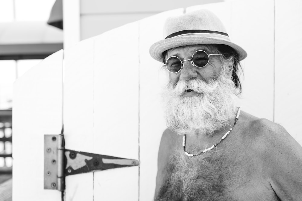 Un hombre con barba y sombrero