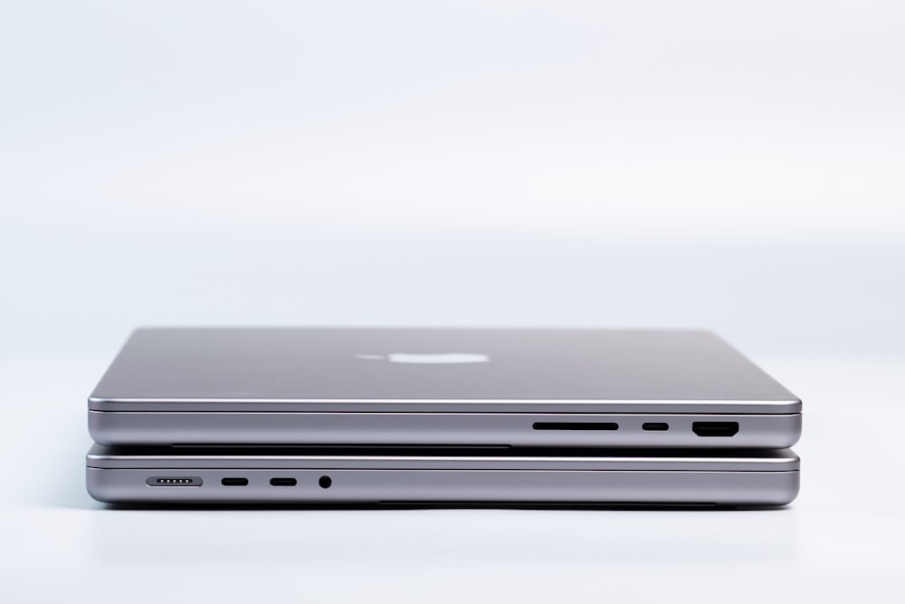 ein schwarzer Laptop mit weißem Hintergrund