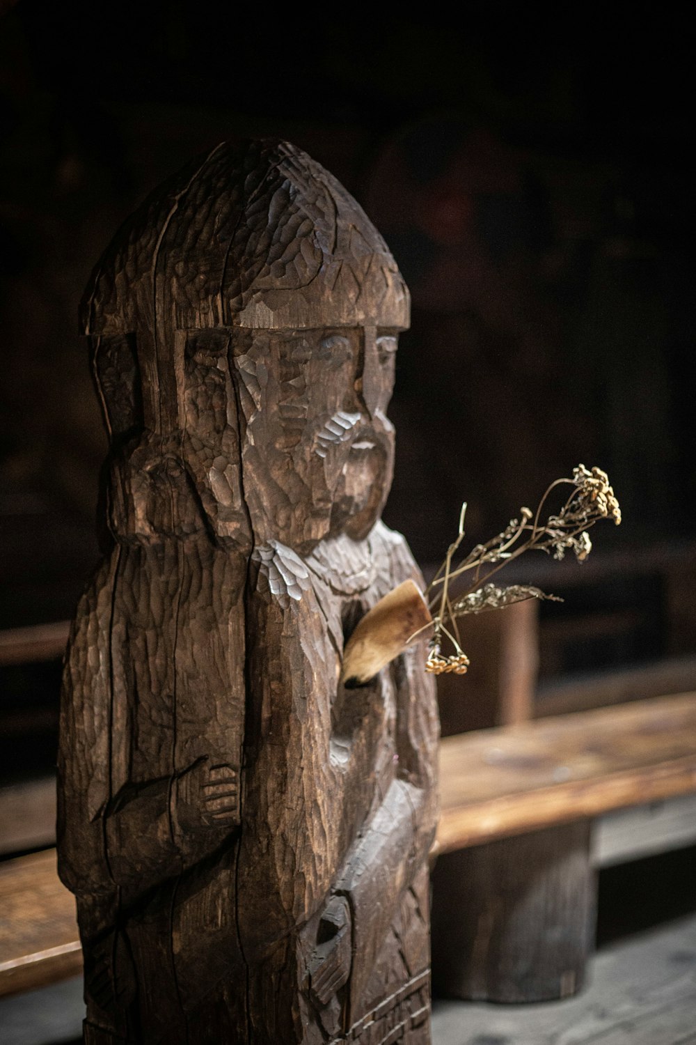 uma estátua de uma pessoa segurando uma cruz