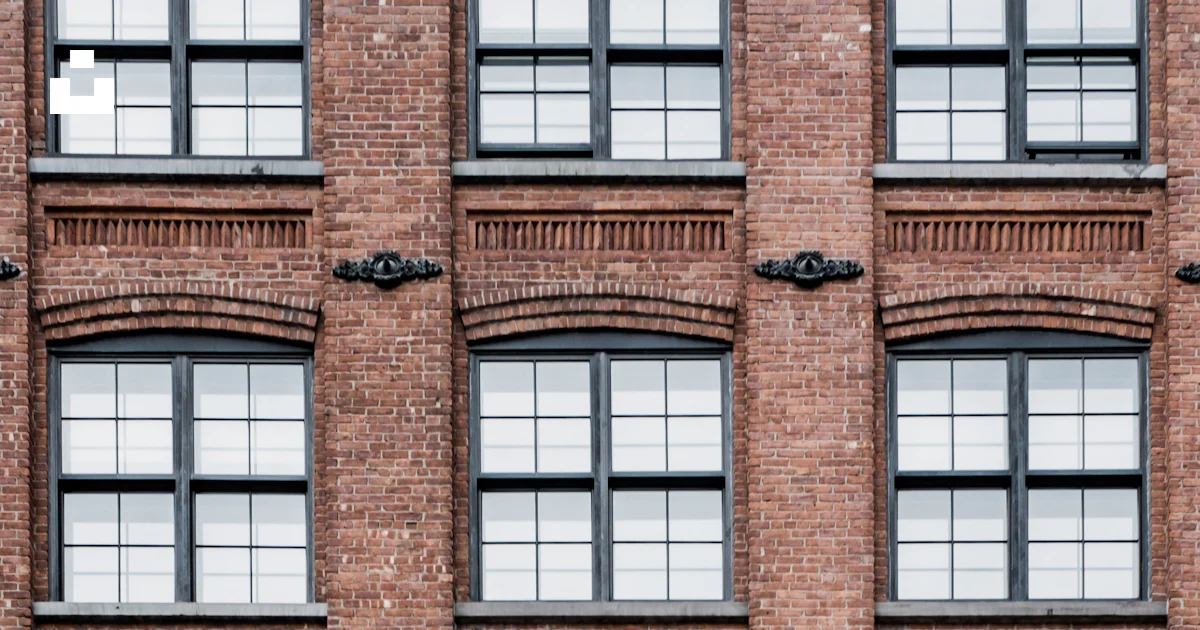 A building with many windows photo – Free Grey Image on Unsplash