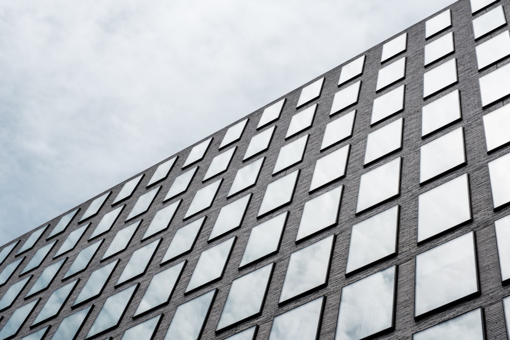 Un edificio alto con molte finestre