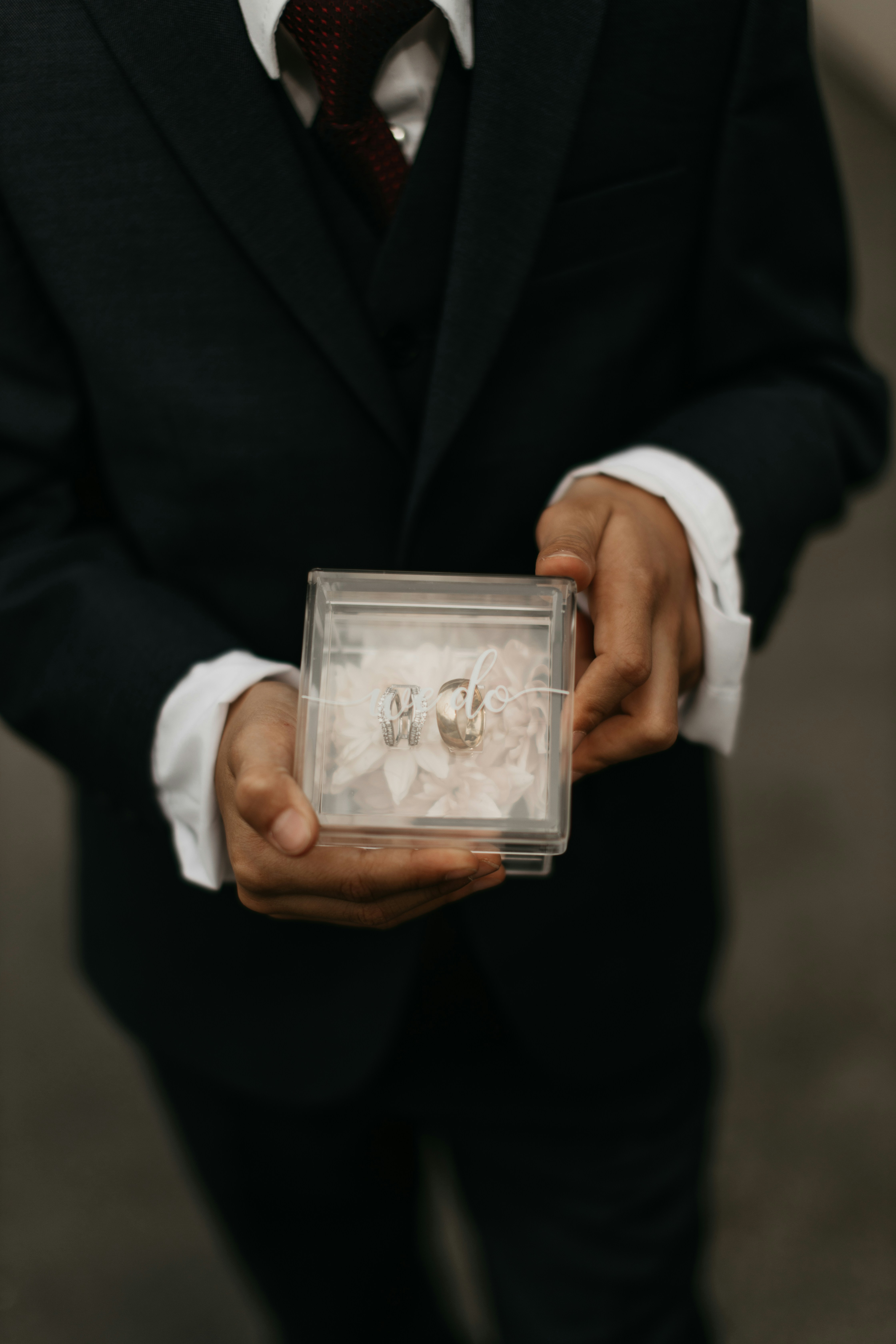 Un hombre sosteniendo una foto de un hombre