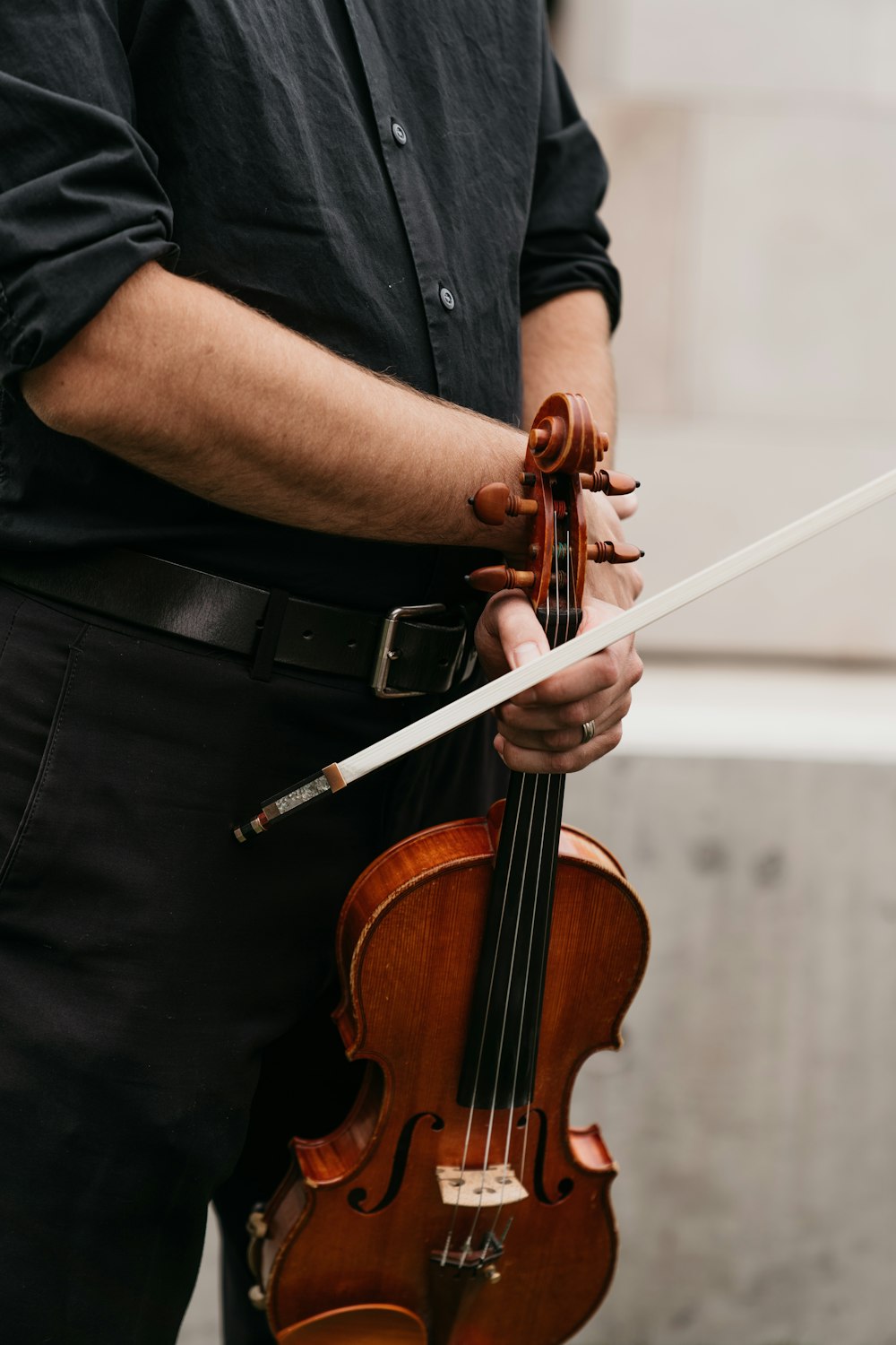 une personne jouant du violon