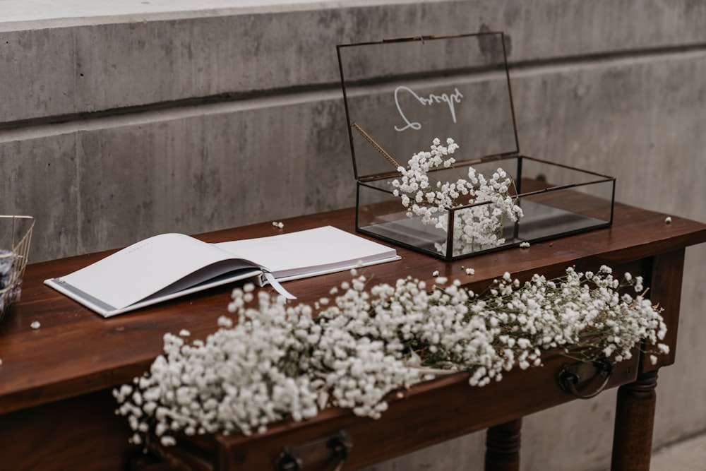 uma mesa com flores e um livro