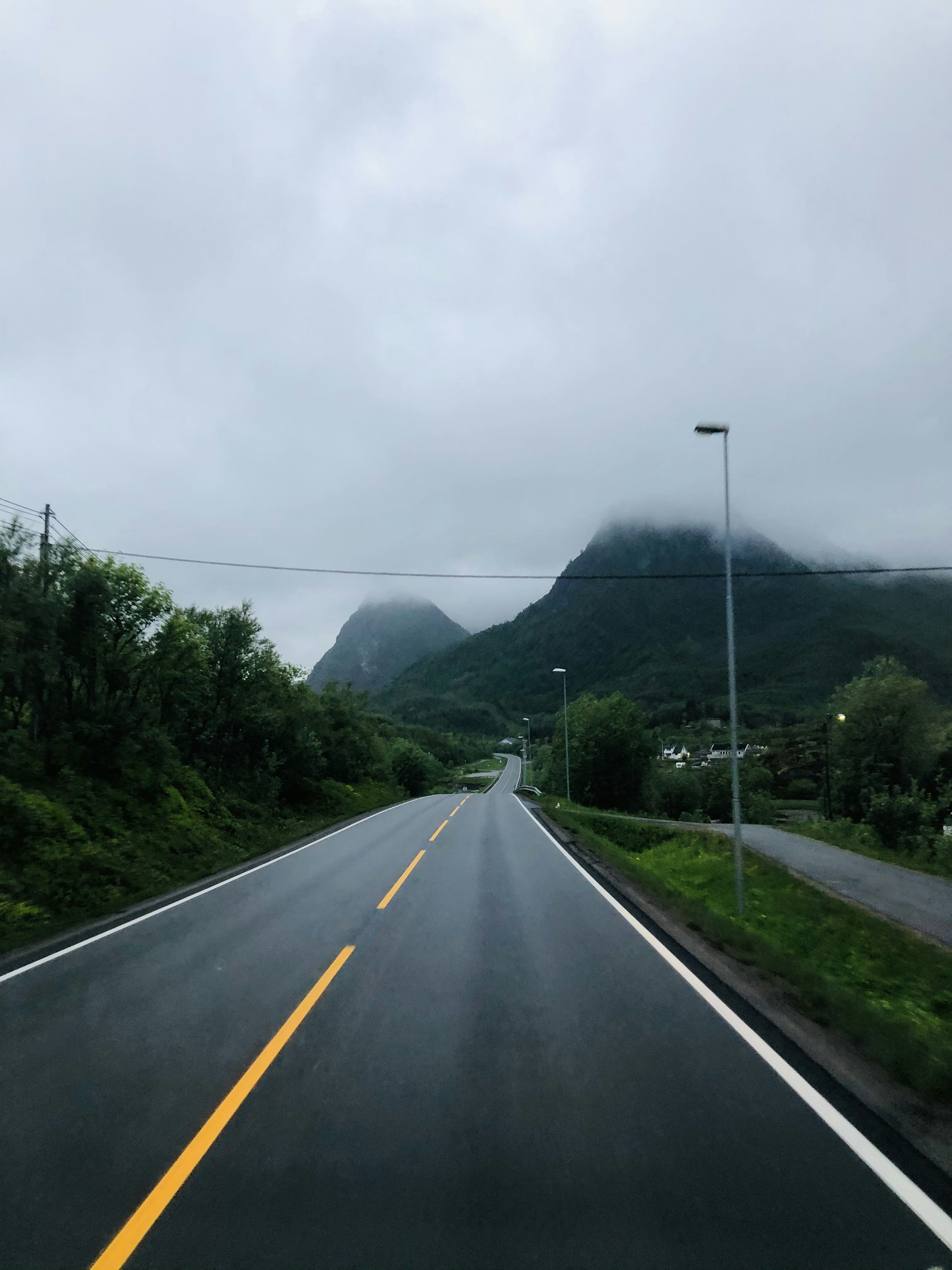 Une route arborée sur le côté
