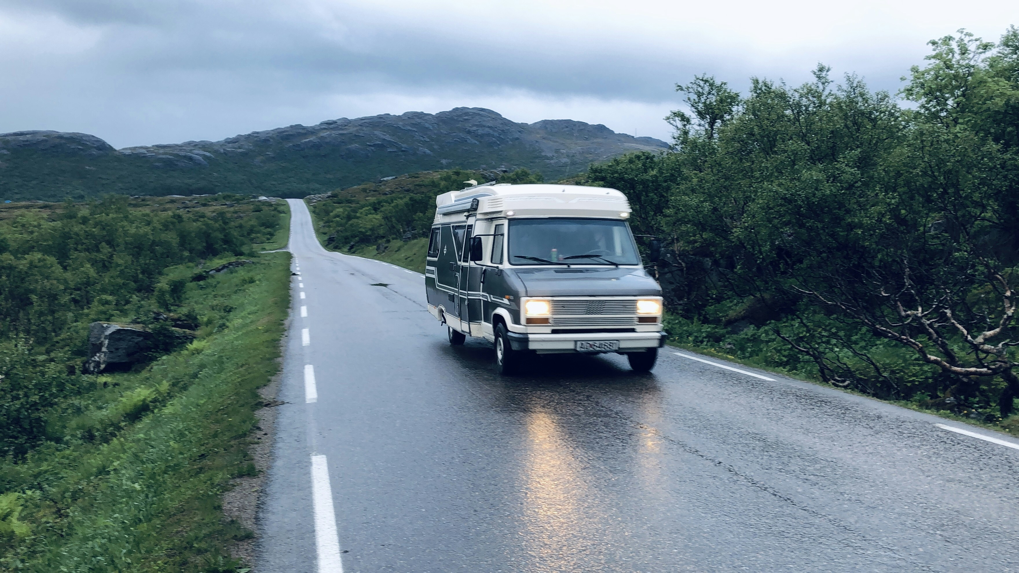 Una furgoneta blanca en una carretera