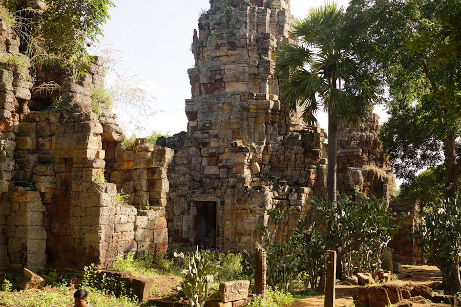 Alter Khmer-Ziegeltempel zwischen Bäumen