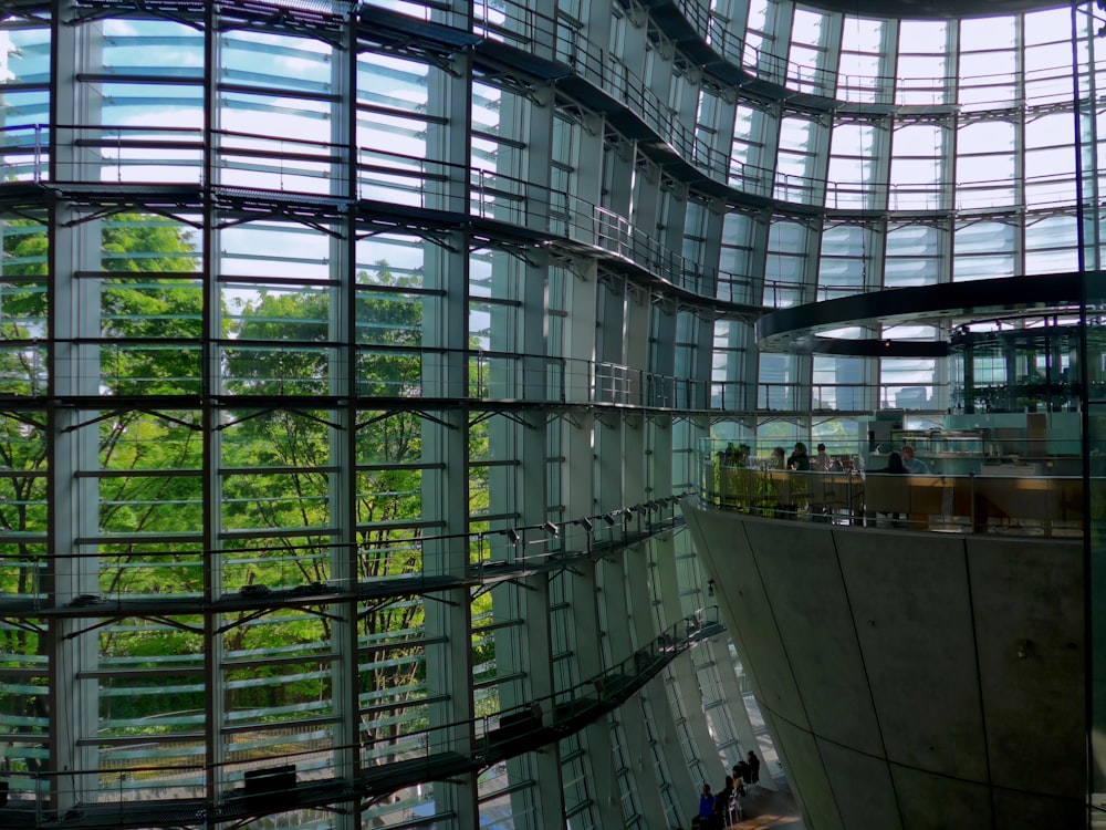 Un gran edificio de cristal con muchas ventanas