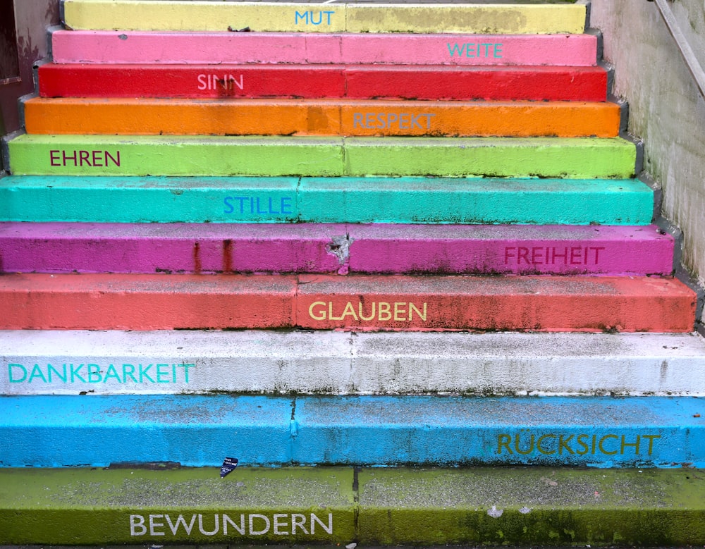 un conjunto de escaleras de colores