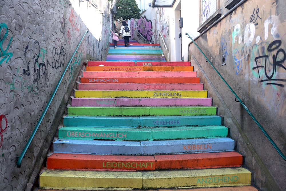 un escalier avec des graffitis sur les murs
