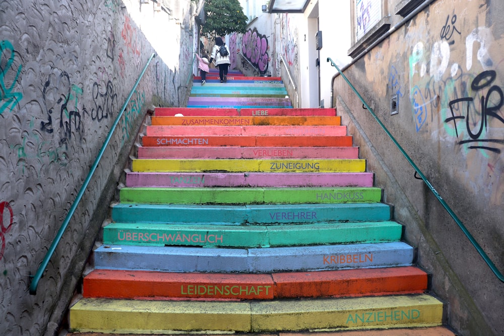 eine Reihe von Treppen mit Graffiti an den Wänden