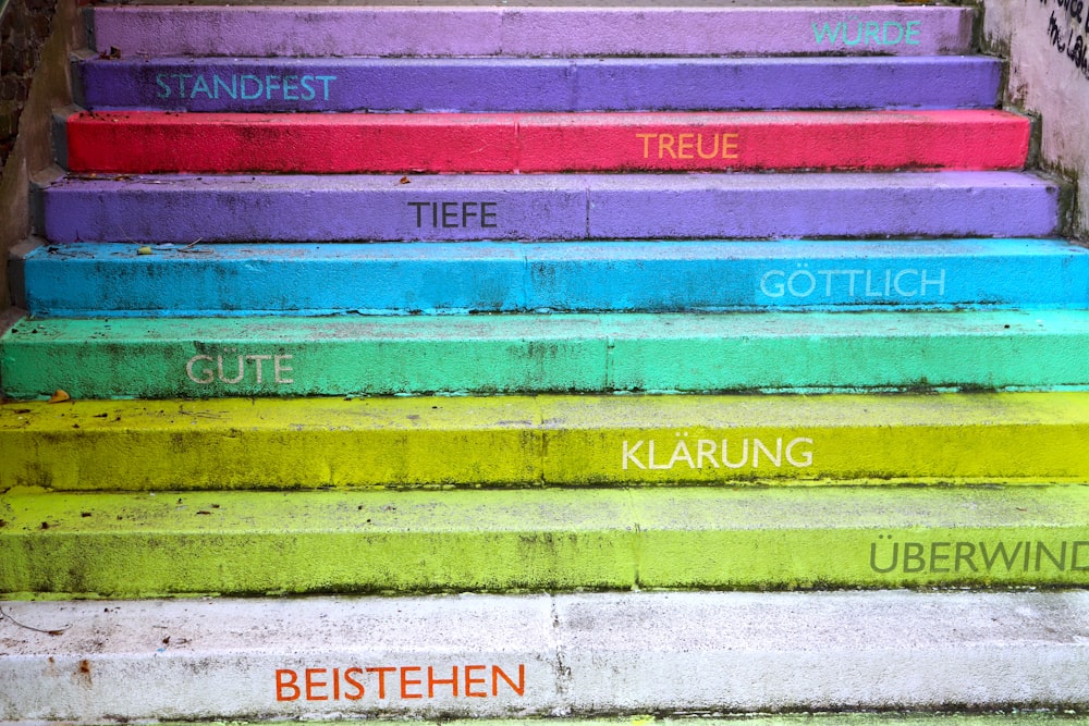 um conjunto de escadas coloridas