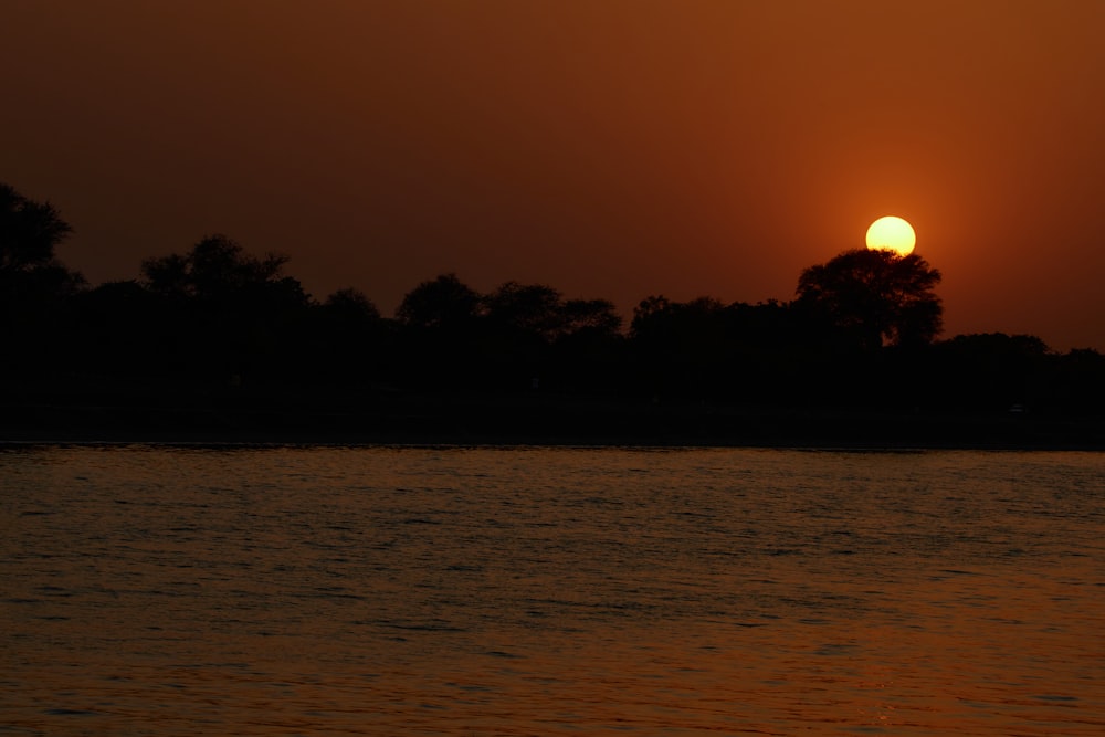 Ein Sonnenuntergang über einem See