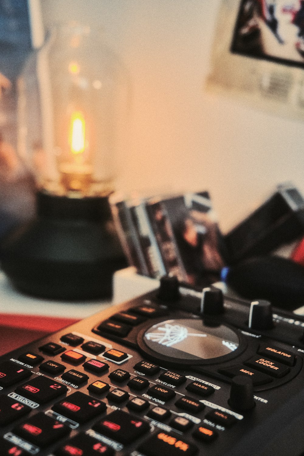 une télécommande sur une table