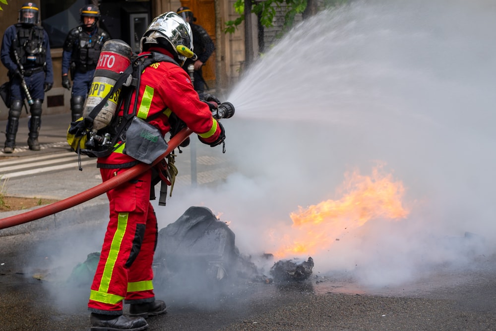 Un pompiere spegne un incendio