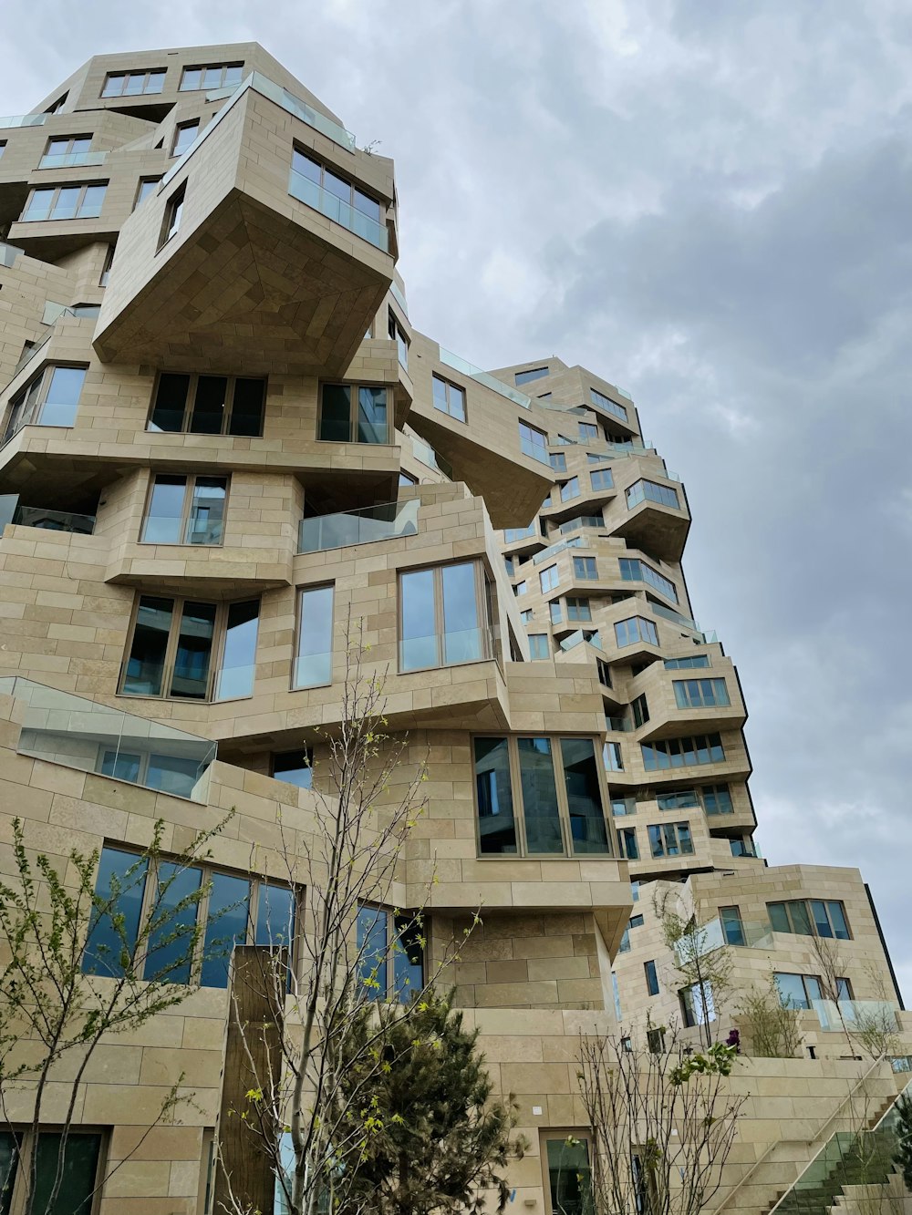 Un edificio alto con muchas ventanas