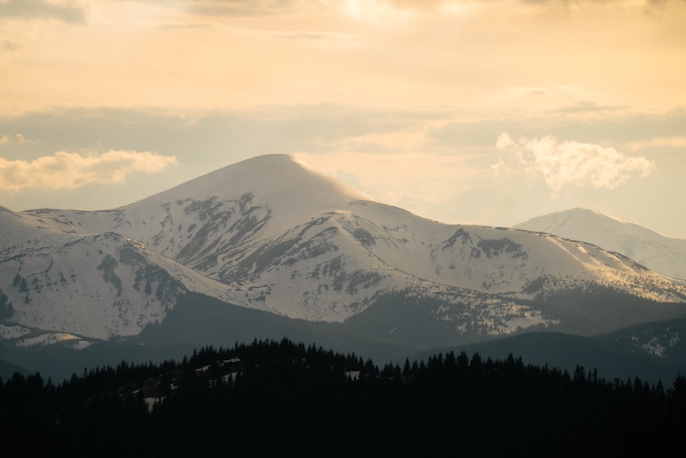 a snowy mountain range