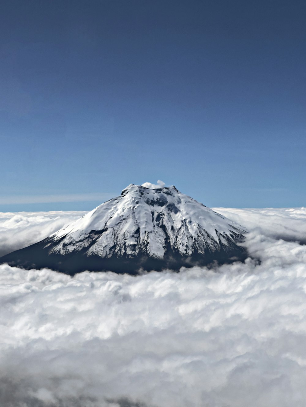 Une montagne au-dessus des nuages