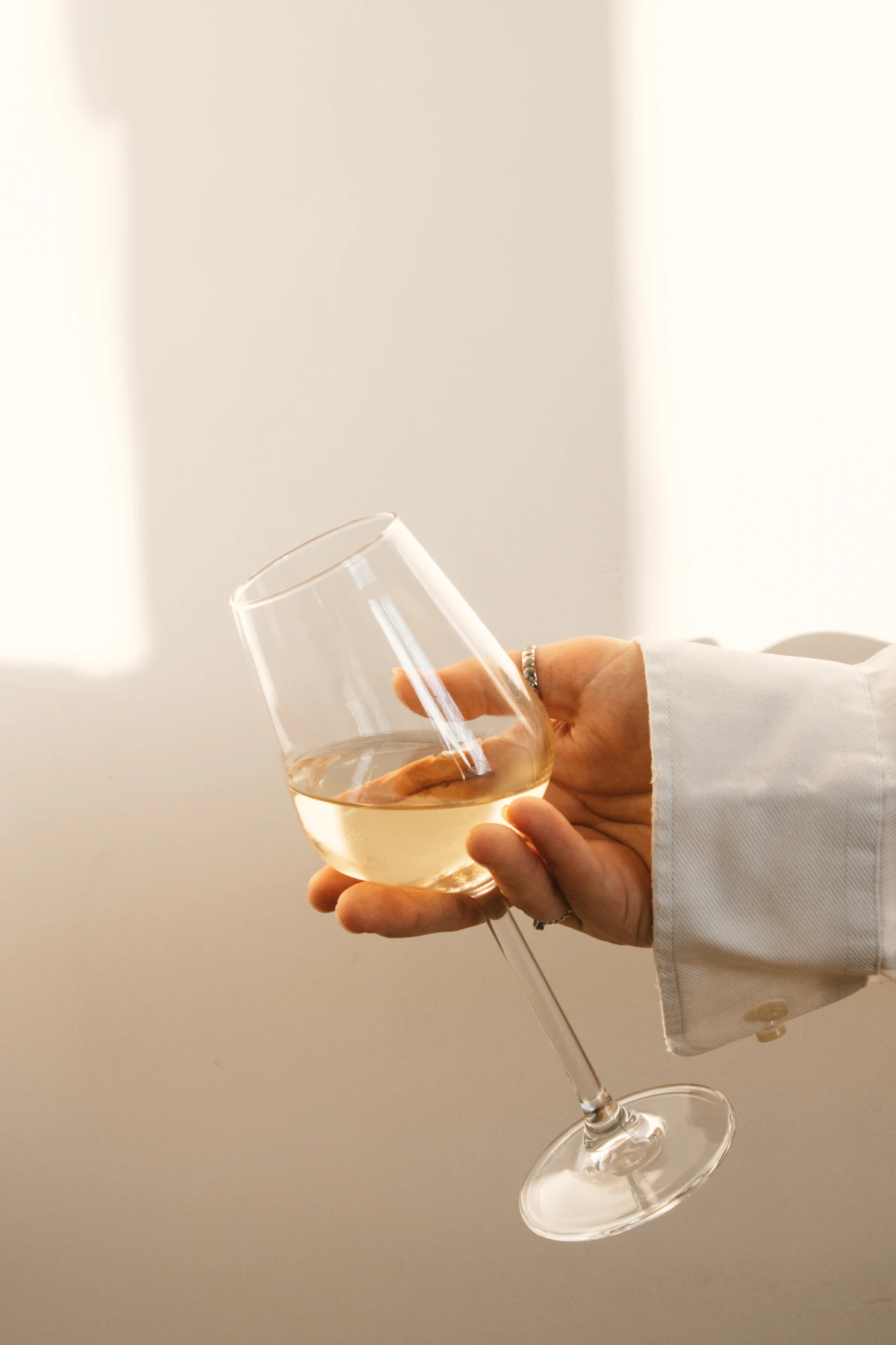 Glas Pinot Grigio op een zonnig Italiaans terras