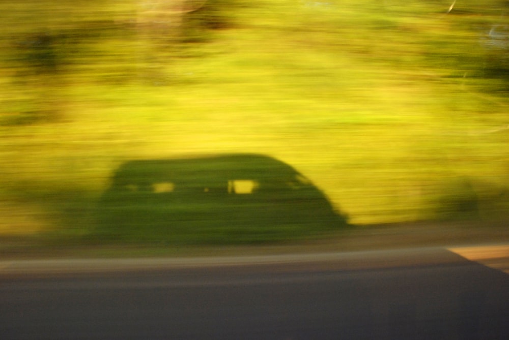 uma imagem borrada de uma estrada