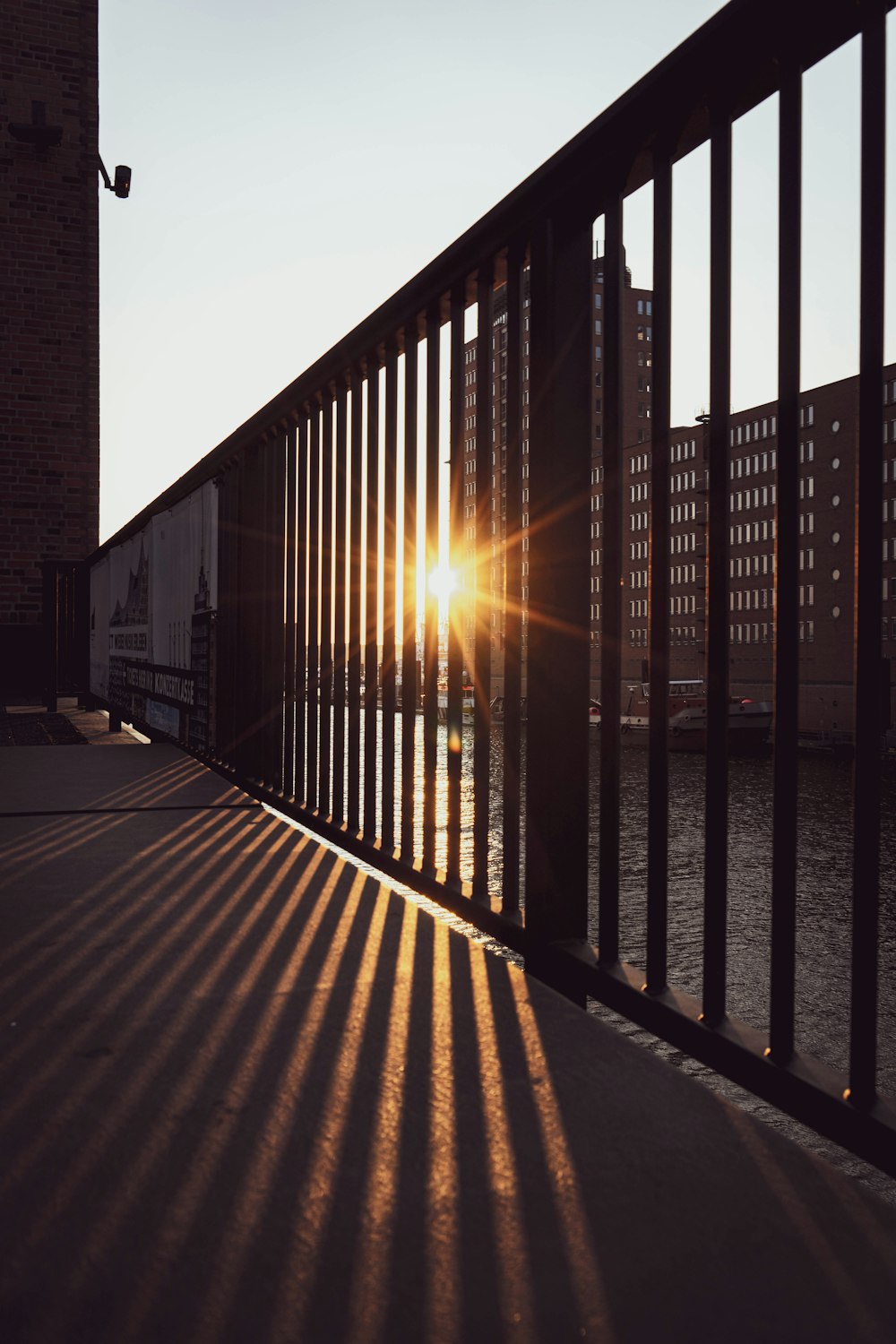 Un lungo ponte con un tramonto