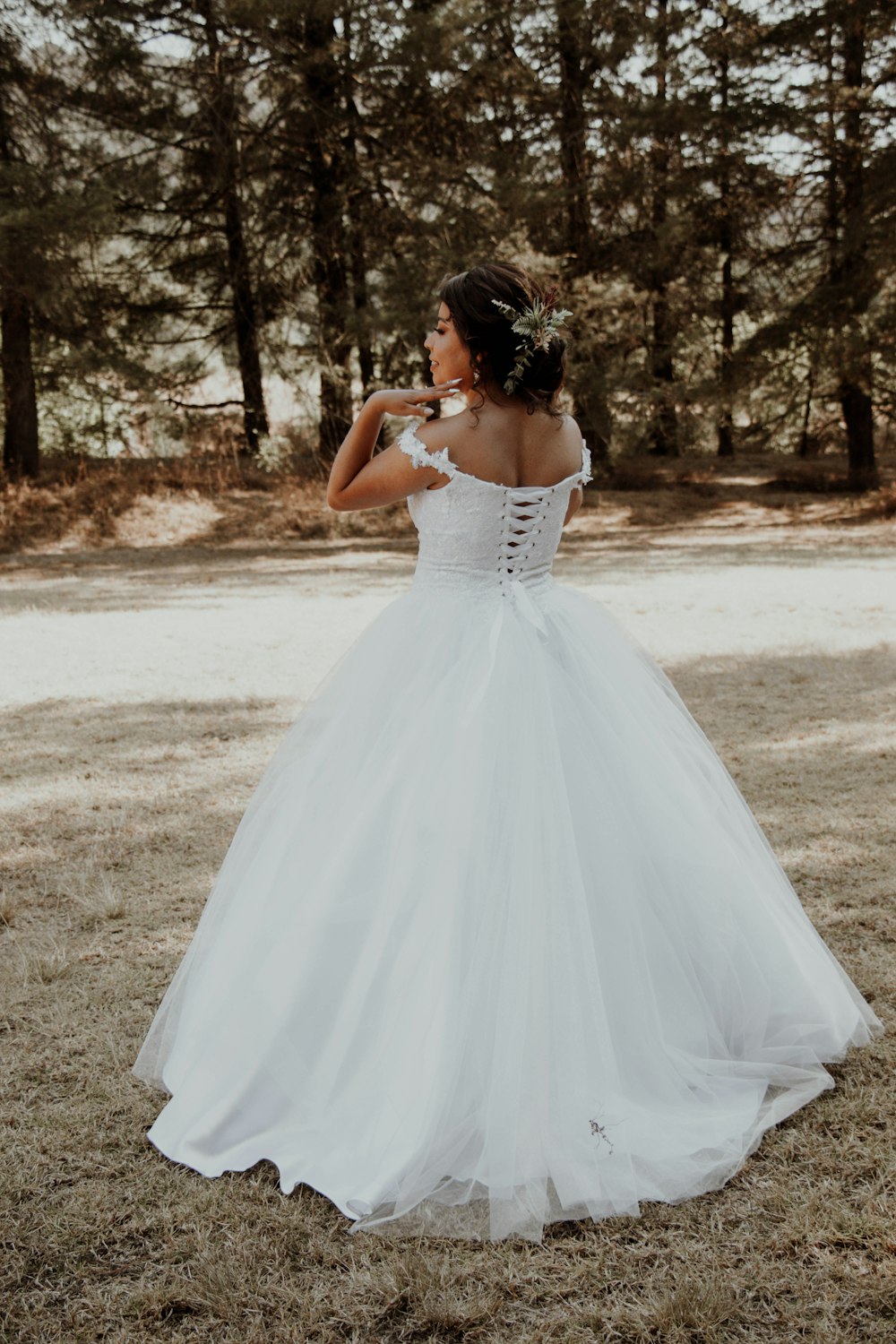 una persona con un vestido de novia