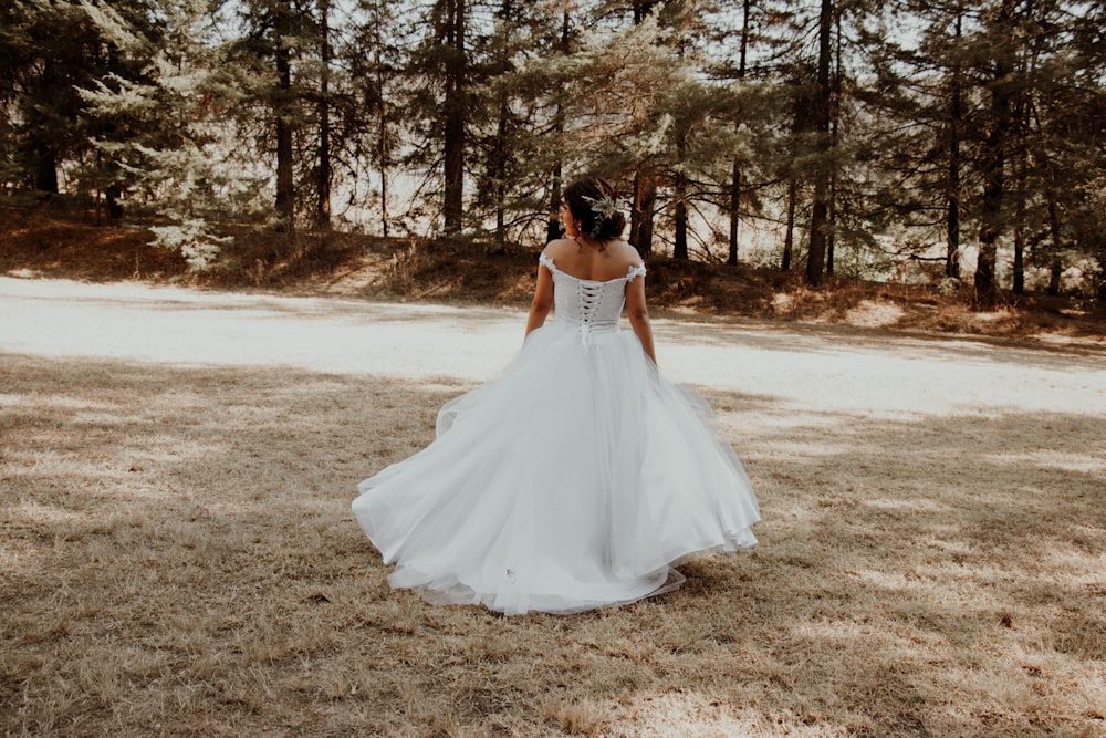 una persona con un vestido blanco