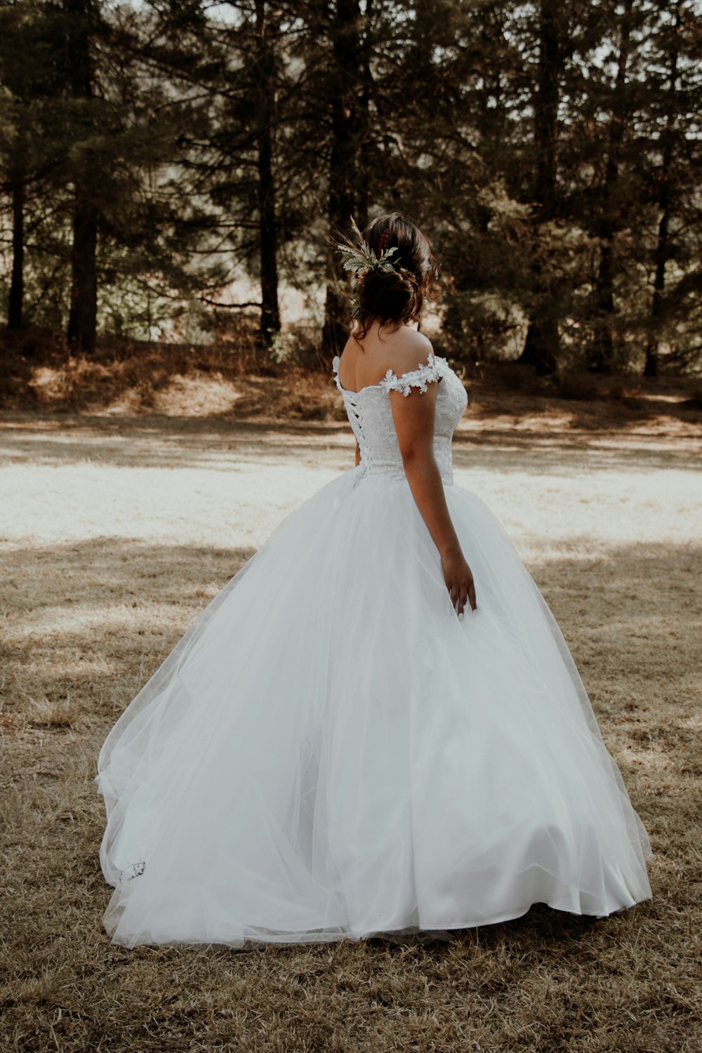 una persona con un vestido de novia